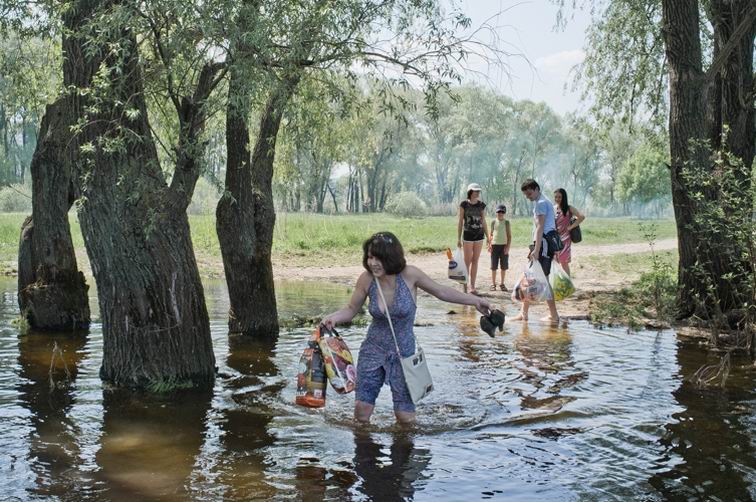 People wade across a creek. Kiev, Ukraine, 1 May 2012.